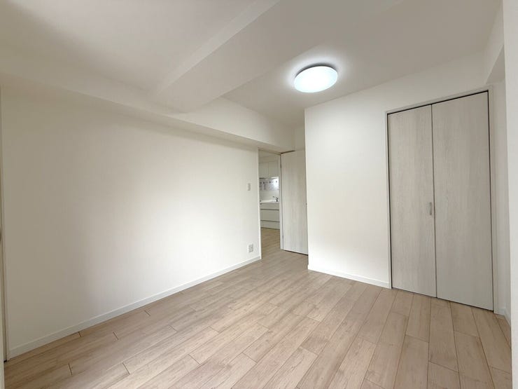 ■洋室(約6.3帖)■
リビング横にある洋室です。明るい色合いで家具を配置しやすく、クローゼットも付いているので日常の収納にも便利◎リビングとの行き来がしやすく使い勝手の良いお部屋です♪