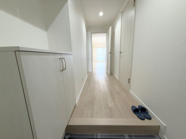 ■玄関■
白を基調とした明るい玄関です。シューズボックスに加えて上部にも収納があり、靴やお手入れ用品などをすっきりしまえます◎廊下へ続く動線も快適で出入りがしやすいですね♪玄関まわりも整います。