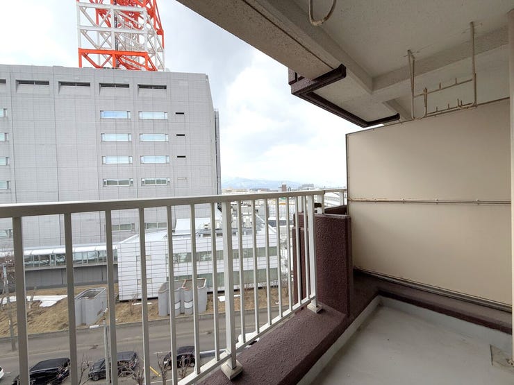 ■バルコニー■
南東向きのバルコニーで、5.10㎡ながら必要なスペースが確保されています。7階ならではの風通しの良さがあり、洗濯物も乾きやすい環境です◎外の景色を眺めて気分転換もできます♪