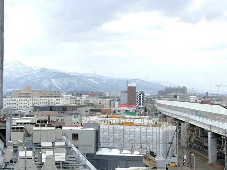 ■眺望■
7階から広がる街並みの向こうに雄大な山並みを望める眺望です☆遠くまで見渡せて開放感のある景色◎季節ごとに表情が変わる景色をゆったりと楽しめます。日々の気分転換にも心地よい眺めですね^^♪