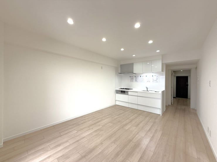 ■LDK(約11.4帖)■
新品キッチンと明るいLDKがひと続きになった心地よい空間。フローリングも張替済みで、入居したその日から気持ちよく暮らせます。家族の会話が自然と増える間取りですね(^^)♪