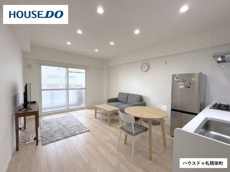 【リビング】
■LDK(約11.4帖)■
明るさが心地よいキッチン空間。コンパクトながらも動線が良く、日々を過ごしやすい間取りです◎新しい床材で快適な住み心地を実現♪※家具はCG加工を施しています。