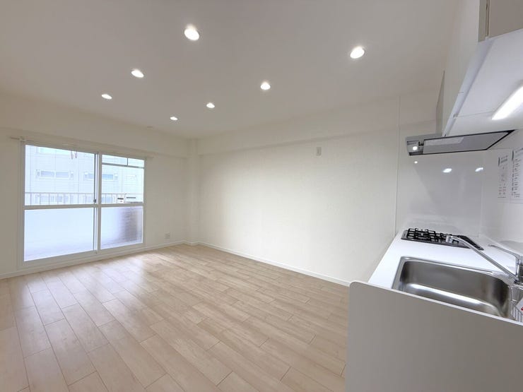 ■LDK(約11.4帖)■
大きな窓から光が差し込む明るいLDK。キッチンとの距離も近く、家事の合間も動きやすい配置ですね◎天井のダウンライトが空間をすっきり見せてくれます♪柔らかな灯りです☆