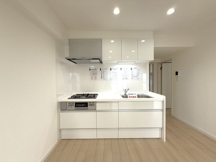■キッチン■
新品の設備がそろった清潔感あるキッチン。白を基調としたデザインで、毎日の調理が気持ちよく始められますね◎3口コンロや収納も充実していて使いやすい設備です♪使うたび気分が上がりますね^^