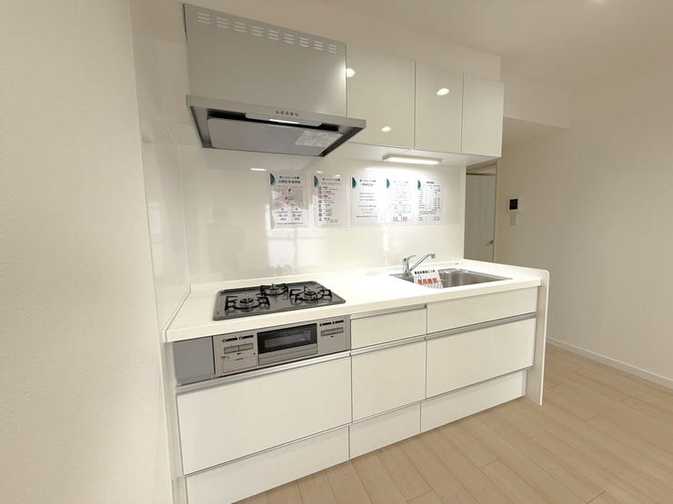■キッチン■
白を基調としたデザインがLDKと一体感を生み、清潔感とともにキッチンの存在感や圧迫感を抑えてくれます。新品設備で気持ちよく使える空間ですね◎キッチンに立つ気持ちもなんだか弾ずみそう♪