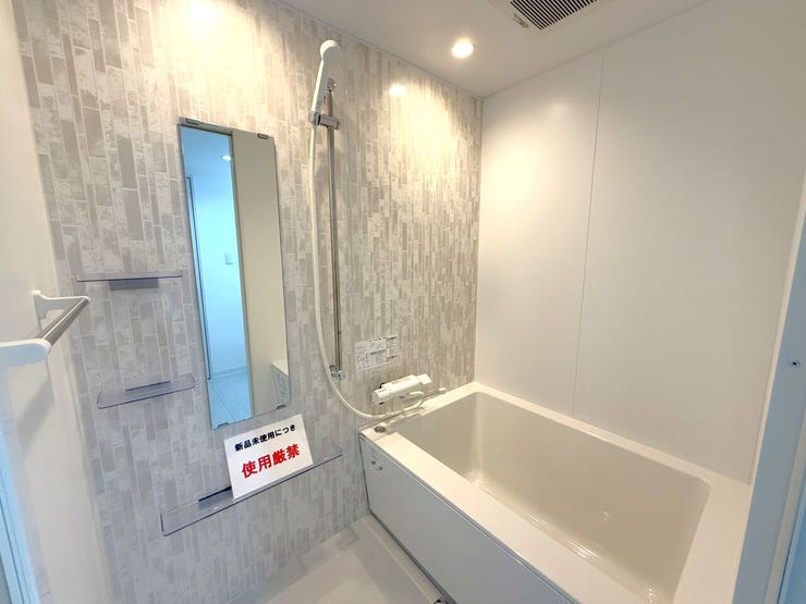 ■浴室■
白を基調とした明るい浴室で、タイル調のアクセントが上品な雰囲気ですね☆新品ならではのぴかぴか感が気持ちよく、毎日のバスタイムが楽しみになりそうです◎必要収納もあり使いやすい空間です^^♪