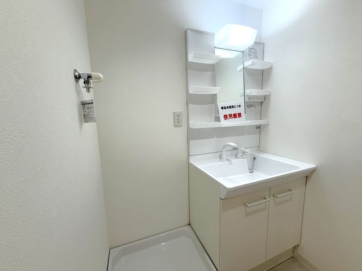 ■洗面台■
白を基調とした明るい洗面台で、清潔感たっぷりの空間です。新生活にぴったりの気持ちよさです◎必要収納もあり使いやすい造りで、毎日の支度がなんだか少し楽しみになるような明るさですね♪