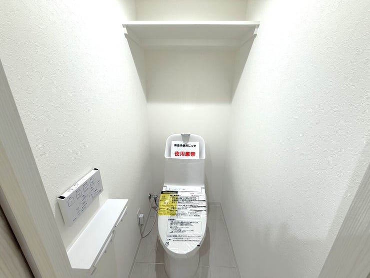 ■トイレ■
すっきりとした明るい空間で、清潔感のあるトイレです。温水洗浄便座付きで、まっさらな状態から気持ちよく使い始められそうです◎上部に棚もあるのでトイレットペーパーもしっかりおけますね^^♪