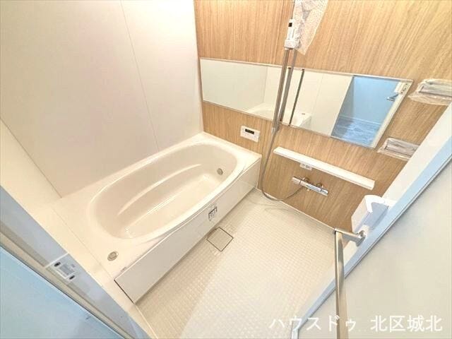 木目調の壁が落ち着いた印象を与えてくれる浴室です。