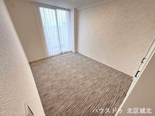 7.3帖洋室
バルコニーに面しており、明るいお部屋で快適にお過ごし頂けます。