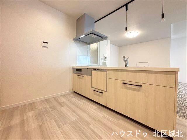 しっかりと収納力もある、スタイリッシュなデザインのシステムキッチンです。