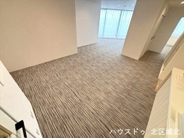 ダイニングテーブル一式やソファを置いてもゆとりがありそうですね。明るくシンプルな内装で家具も合わせやすそうです。