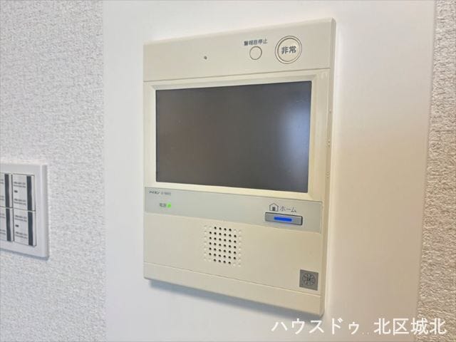 訪問者の顔が見えて安心な、モニター付きインターホンを完備しています。
