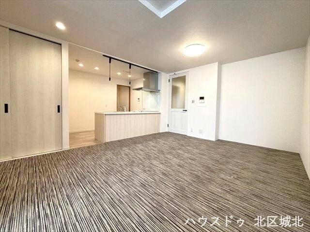 カウンター式のキッチンがありますので、お子様がいらっしゃるご家庭でも安心の使いやすい間取りです。