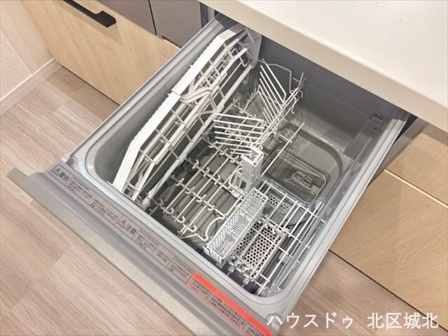 キッチンがすっきりと見えるビルトイン食器洗い乾燥機は、使う水量が手洗いに比べて少量のため、節水ができ、ランニングコストがお得になります。