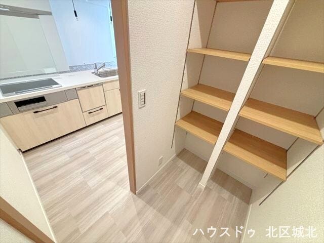 あると便利なパントリーが付いています♪食品や生活用品のストックもスマートに保管しておくことが出来ます。