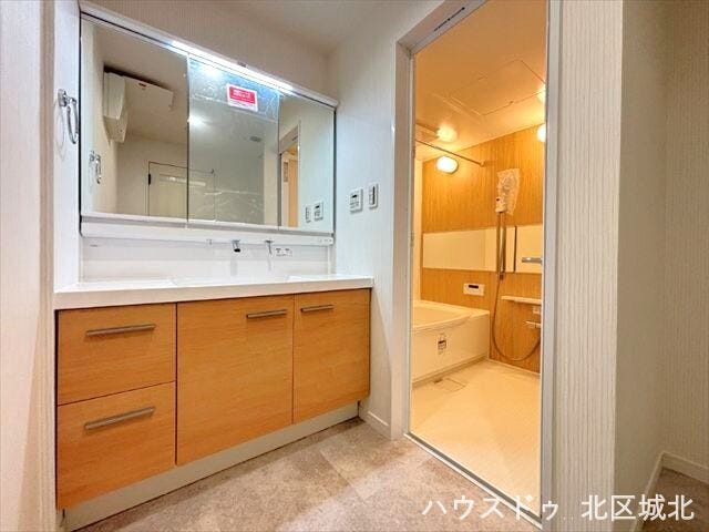 洗面台には収納もしっかりついていますので、洗剤やシャンプーなどのストックもできます。大きな鏡で朝の身支度も楽々♪