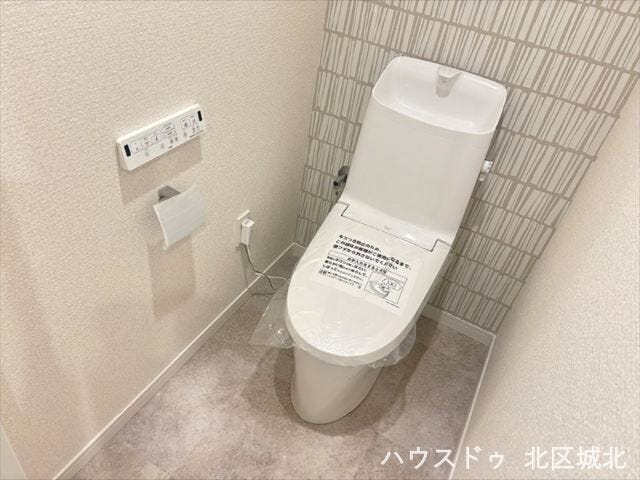 清潔感のある温水洗浄便座付きトイレ。壁付リモコンで操作もスムーズです。