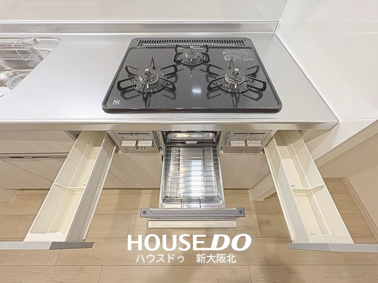 ■コンロの横にスパイスケースがあるのも嬉しいポイント!
■料理をしながらサッと取り出せるだけではなく、ホコリや油汚れから調味料を守り、清潔にお使いいただくことができます!