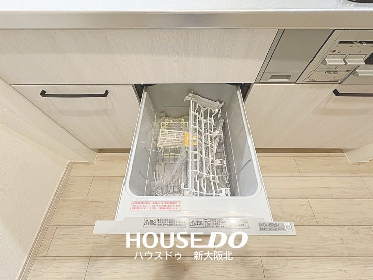 ■スライド式で食器の出し入れがしやすい食器洗浄乾燥機付き!
■高温洗浄で水では落ちにくい頑固な油汚れもスッキリ!
■食器も清潔に保てます!手荒れの心配もなく家事もはかどりますね!
