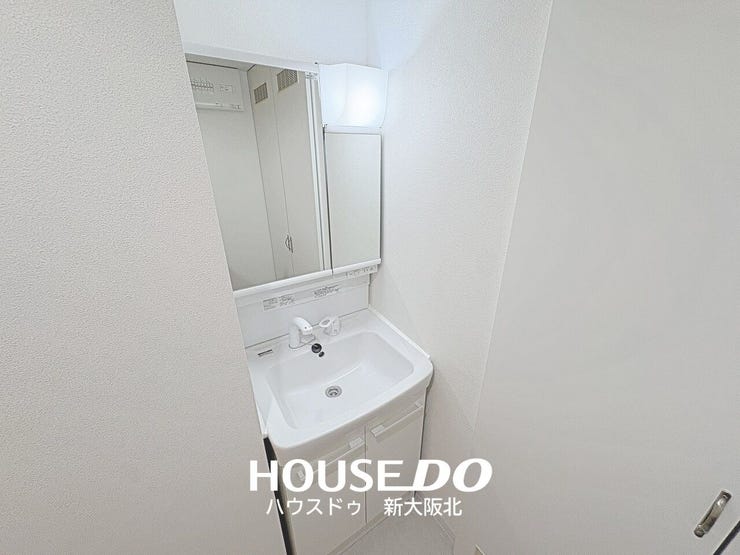 ■ゆとりある洗面台で毎朝の身支度もスムーズに!
■もちろん、鏡裏にもたっぷりの収納スペースがあるので、いつもスッキリと保てますね!