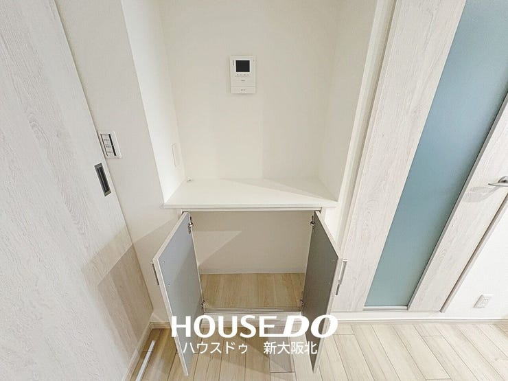 ■モニター付きインターホンの下にはカウンター付きの収納があります!
■扉付きなので小物などもスッキリと収納していただくことができます◎