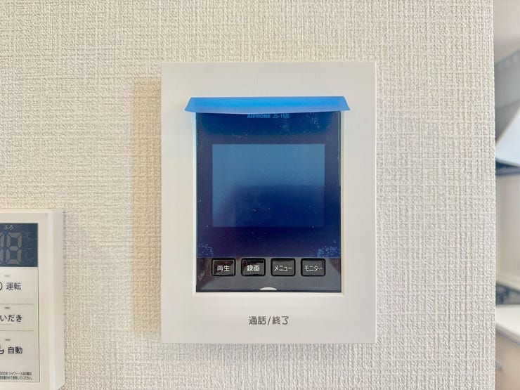 ◇TVモニター付インターホン◇
TVモニターで訪問者を確認してから会話することができますので、安心して対応していただけます。姿を見られたくない空き巣や不審者が嫌がるため、防犯効果も高まります。