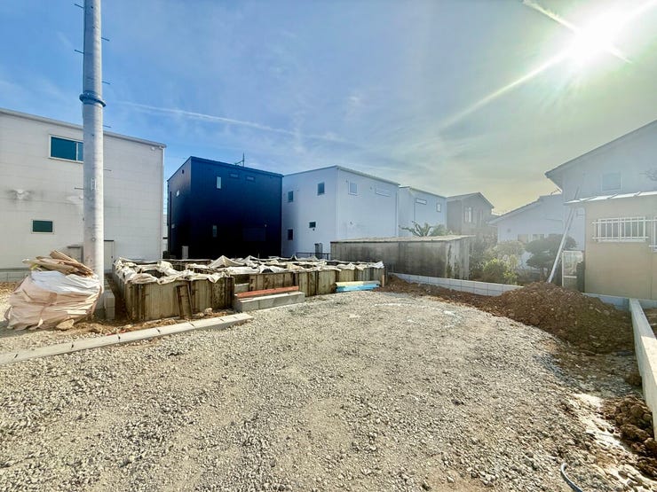 ◇外観写真◇
2台分の駐車スペースを確保しています。道路から少し奥まるため、比較的静かに暮らすことができます。また玄関から道路へのお子様の飛び出しも防げますね。