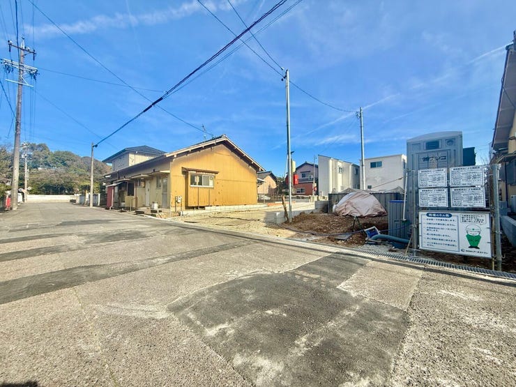 ◇前面道路◇
過ごす時間と共に刻々と表情を変えていく住まい、季節によってさまざまな表情を見せてくれるわが家は、時を重ね思いを紡ぐ場所です。ご家族の一家団欒を心ゆくまでお楽しみください。