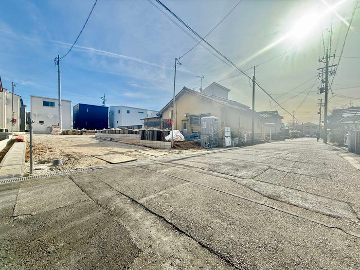 ◇前面道路◇
道路幅はゆとりある約6.0m。車2台が安心してすれ違うことのできる幅です。事故率や歩行者の安全性、騒音などを考えると程よい幅なのではないでしょうか。