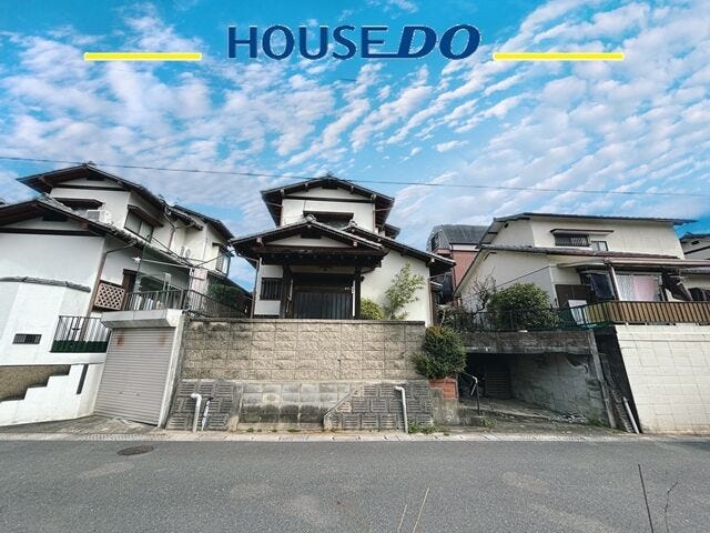 【外観】
バス停・スーパー・コンビニ・郵便局が近い閑静な住宅地♪建築条件なし+アクロスモールまで車で7分♪