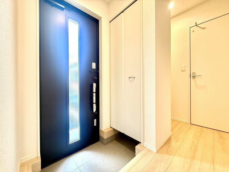 ◇玄関◇
使い勝手の良い下足収納があり、外から帰ってきて靴、レインコート、傘や外遊びグッズ等を収納するのに大変重宝します。明るく温かな雰囲気で家族の帰りや来訪者を出迎えてくれる玄関です。