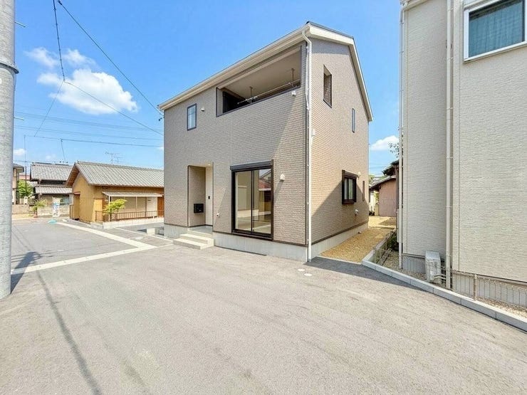 ◇駐車2台可◇
並列2台駐車可能なスペースを確保しています。ご夫婦でお車をお持ちの方や急な来客時にも安心です。駐車スペースにはお車だけでなく、自転車やバイクなども置いていただけます。