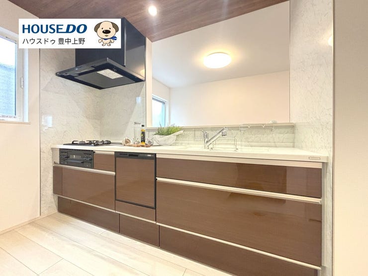 【キッチン】
食器洗浄乾燥機付きのシステムキッチン♪対面式のため、ご家族とのコミュニケーションが取りやすくなっております♪