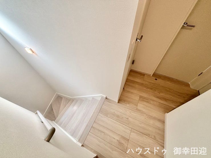 ■暮らしを繋ぐ、明るい動線■採光窓から光が差し込み、足元を優しく照らす。安全で快適な、家族の生活を支える縦の繋がりです。