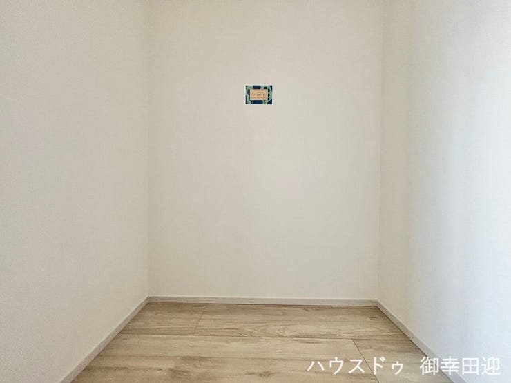 ■2階8帖洋室WIC■衣類から小物まで一ヶ所に集約。整理整頓がしやすく、毎日のコーディネートが楽しくなるゆとりの収納です。