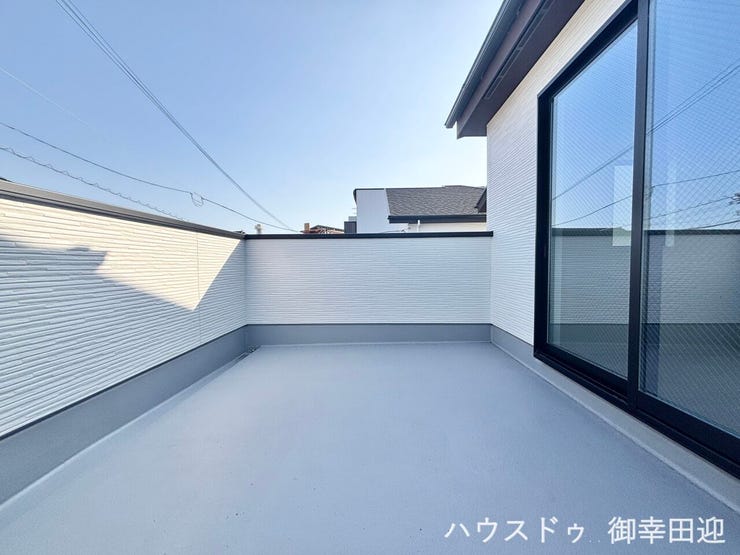 ■空の下の開放的な特等席■日光浴や読書、外の空気を感じながらリフレッシュ。暮らしを豊かにする、もう一つの心地よい空間です。