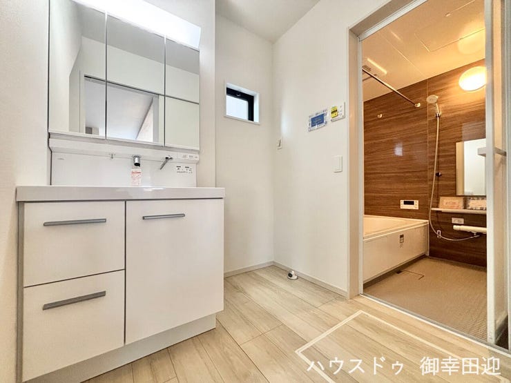 ■清々しいリフレッシュ空間■自分を磨き、気持ちを切り替える。心地よい光が差し込むプライベートスペース。