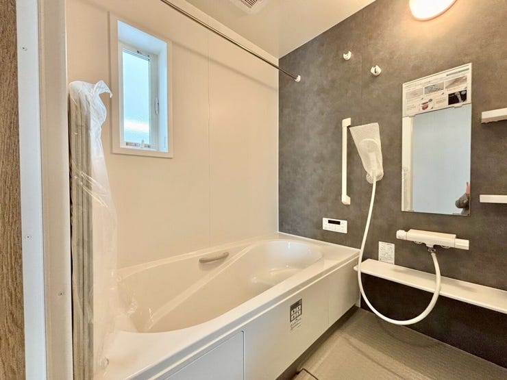 浴室に物干し竿があるため室内で洗濯物を干すことができ、 雨の日や寒い季節など、外に干すことが難しい場合に重宝します!