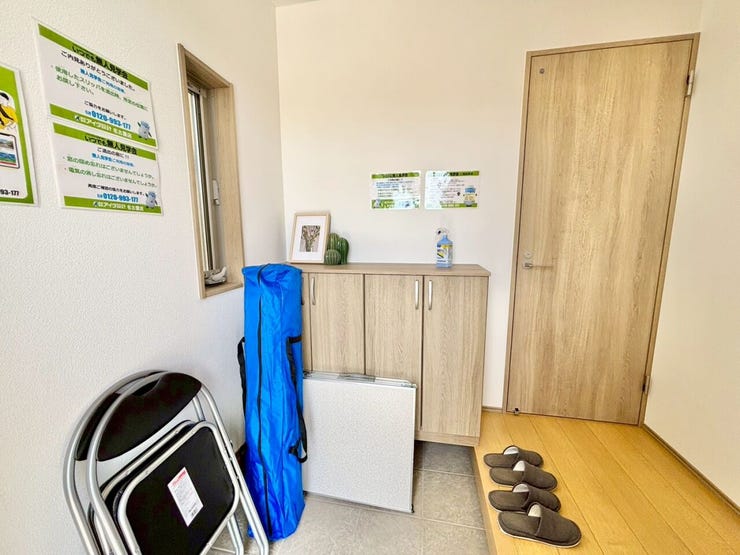 窓付きの玄関はガラス部分から自然光が入るため、玄関が明るくなり、日中は照明を使わずに済むこともあります!