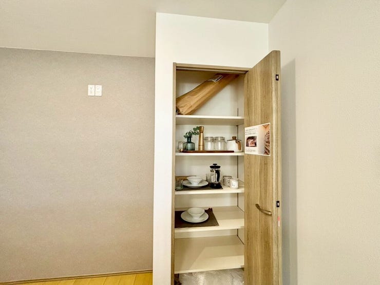 棚付きの収納は、細かなものなども自分好みに分けて収納することが出来ます!