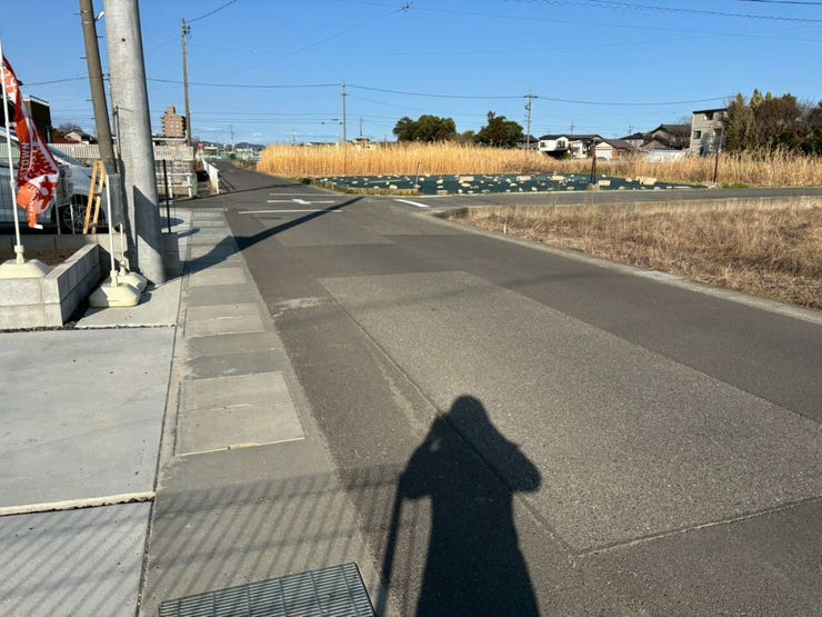 大型車や多くの車両が通行することが少なく、静かで落ち着いた環境が得られます。特に小さなお子さんがいる家庭では安心です!