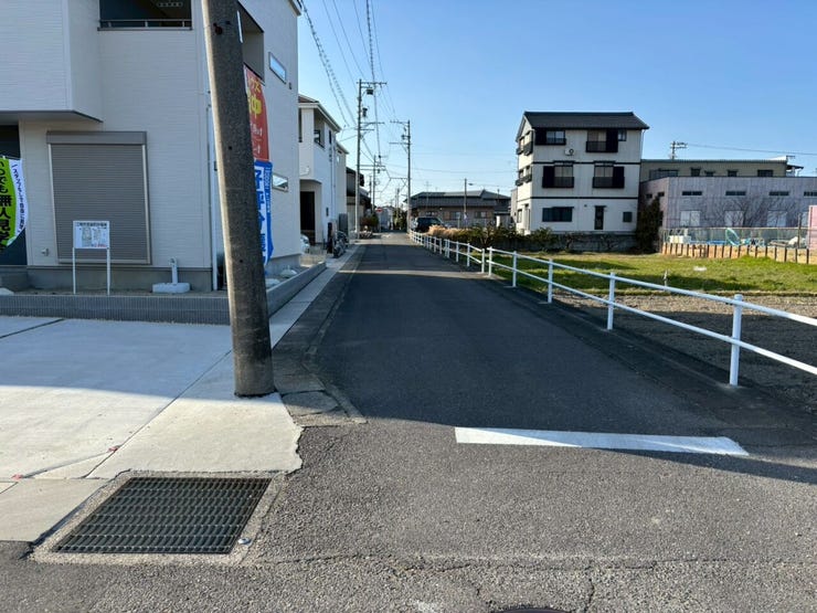 車がスピードを出しにくいため、交通事故のリスクが低減されます。歩行者や自転車が安全に通行しやすい環境です!