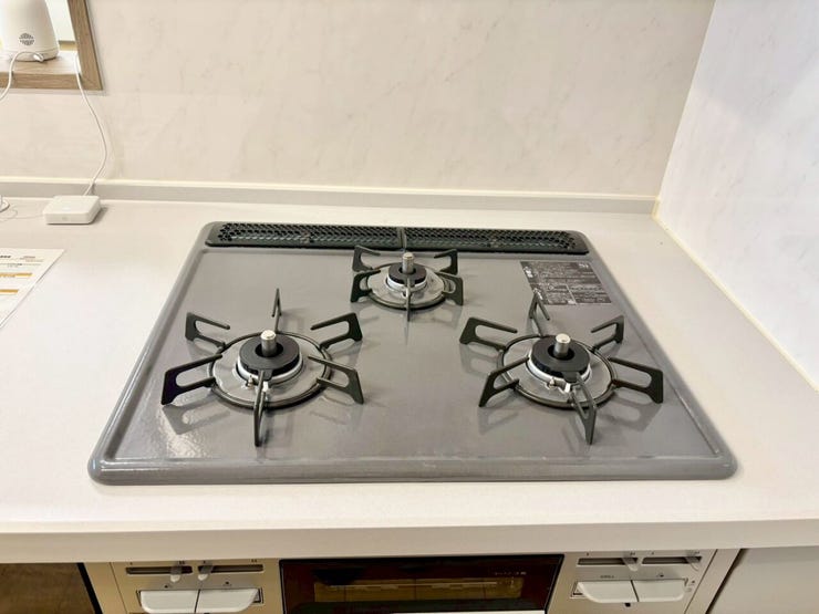 三口コンロは大人数分の料理を手早く準備する際に便利です!大家族の方やパーティーやイベントのときにも活躍します!