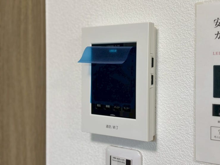 モニター付きインターホンはドアを開ける前にモニターで訪問者の顔を確認できるため、安全性が向上します!