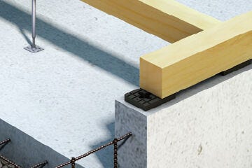 土台スペーサーによる換気方式を採用。建物全周にわたるスリット換気で床下全体をムラなく換気し、土台がコンクリートから浮くため湿気が伝わりにくく、土台の耐久性を高める上でも有効で長期にわたって安心です。