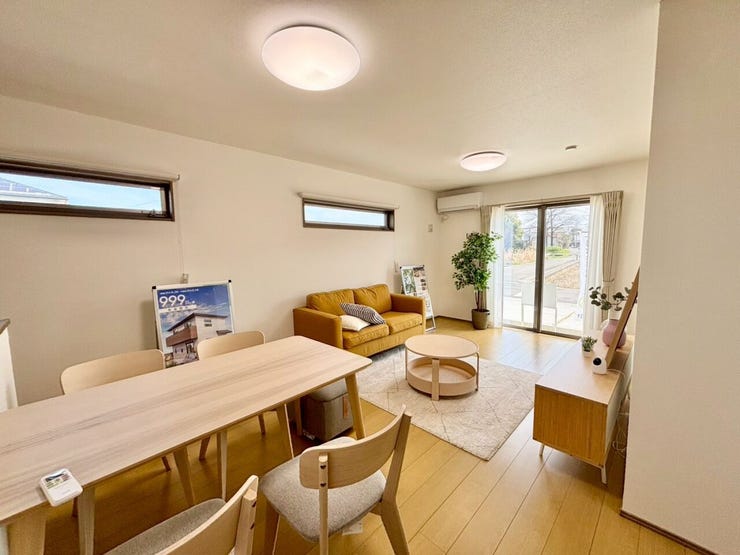 ゆったりと過ごせる広さのリビングは家具を配置しても圧迫感が少なく、快適な生活空間を確保できます!