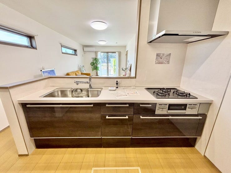 カウンターキッチンはリビングにいる家族の様子を見ながら調理できるため、小さなお子様がいるご家庭にもおすすめです♪