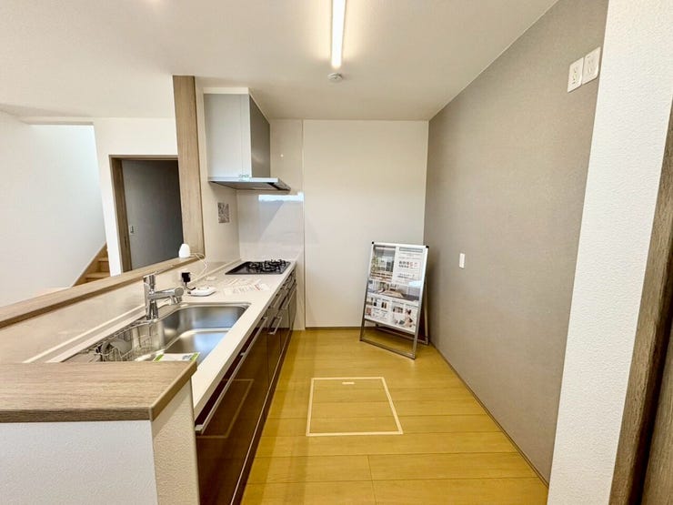 床下収納には長期間保存ができる醤油や味噌などをストックしたり、防災用の缶詰やレトルト食品などをまとめて保存したりしておくと安心です♪