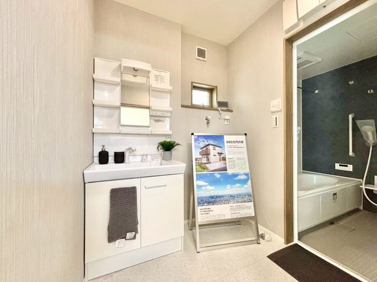 洗面所に窓があることで換気がしやすく、日中は照明がなくても十分な明るさを確保できます!